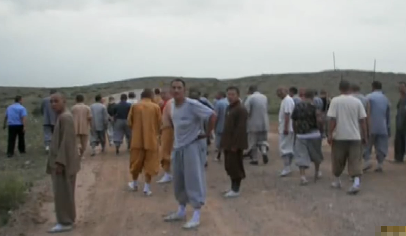2010年,河南百名假和尚手持法器围堵公安局,下秒特警教他们做人