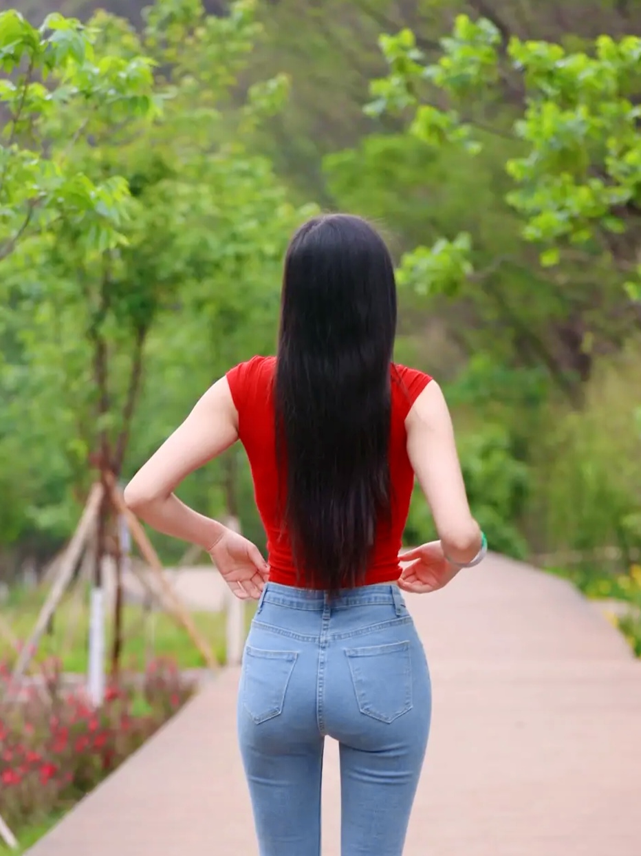 红色上衣搭配紧身牛仔裤,这一身夏日装扮,将色彩与款式搭配得恰到好处