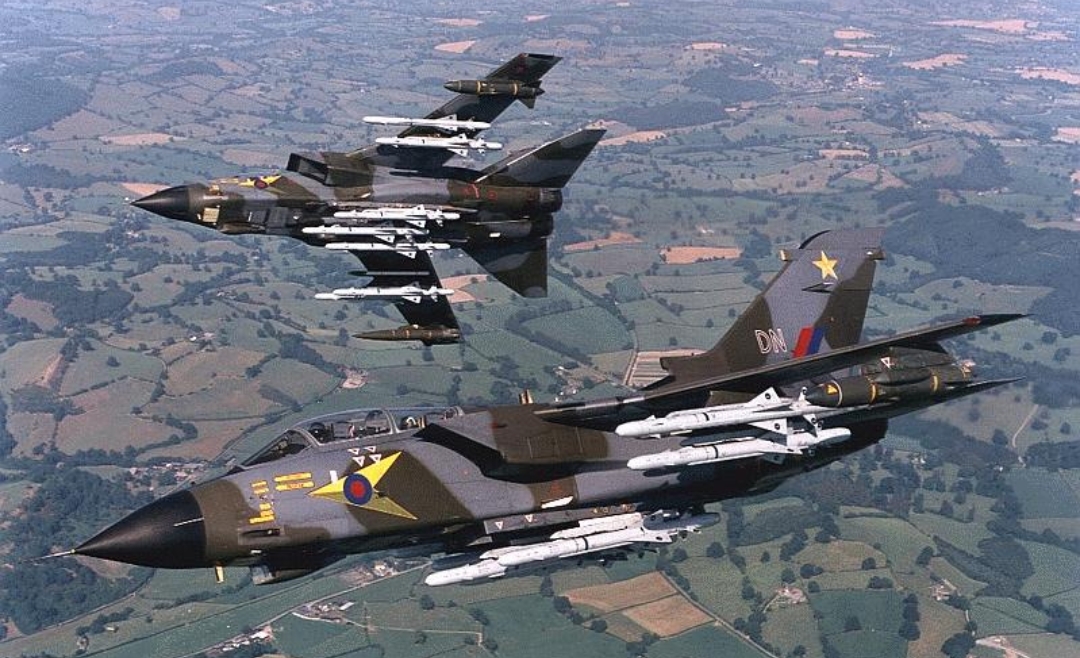 英国皇家空军的"狂风"攻击机挂载alarm空射反辐射导弹 .