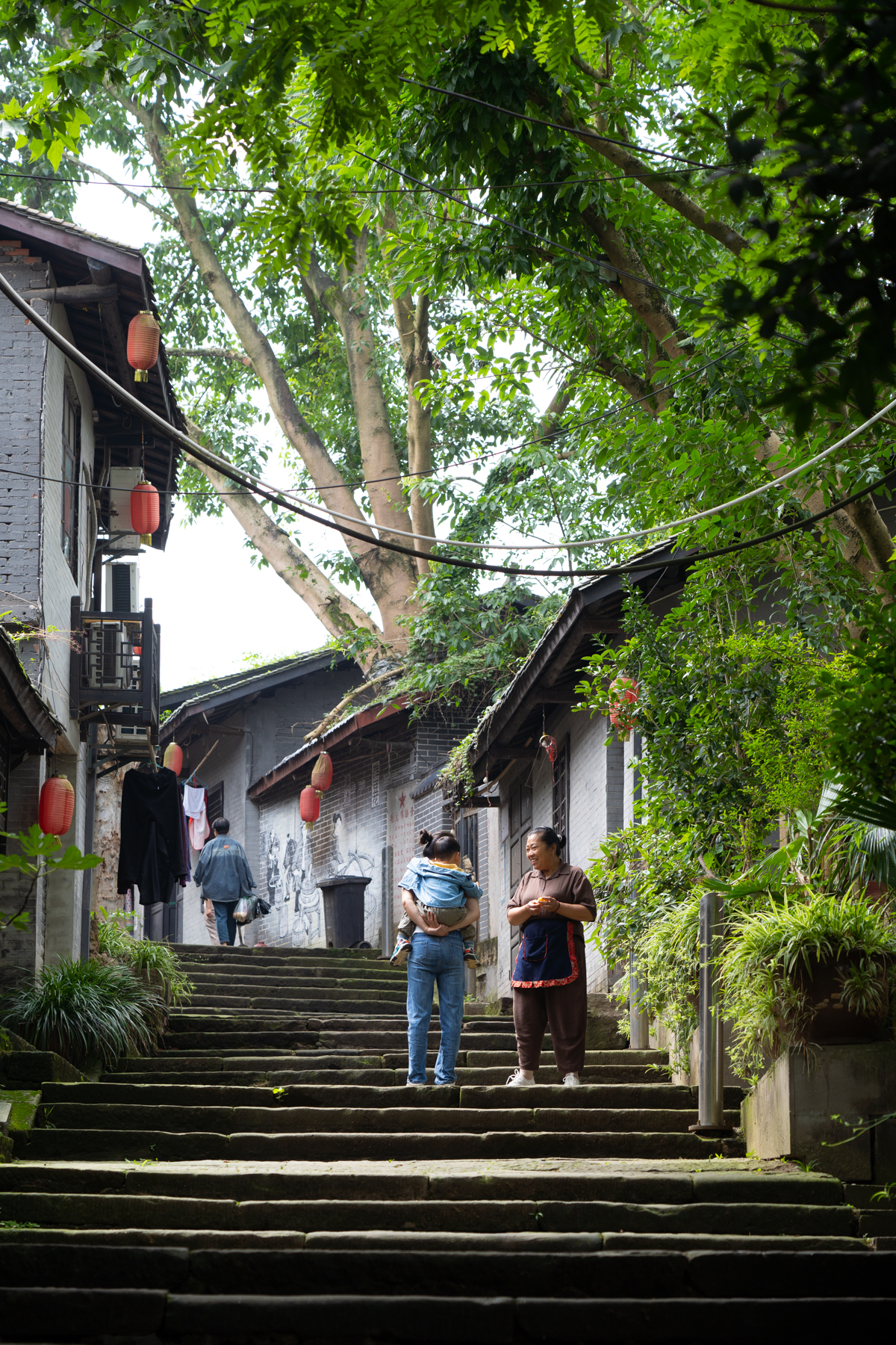 从码头拾级而上,沿着江边有一条老街,仍保留着水码头的传统风貌