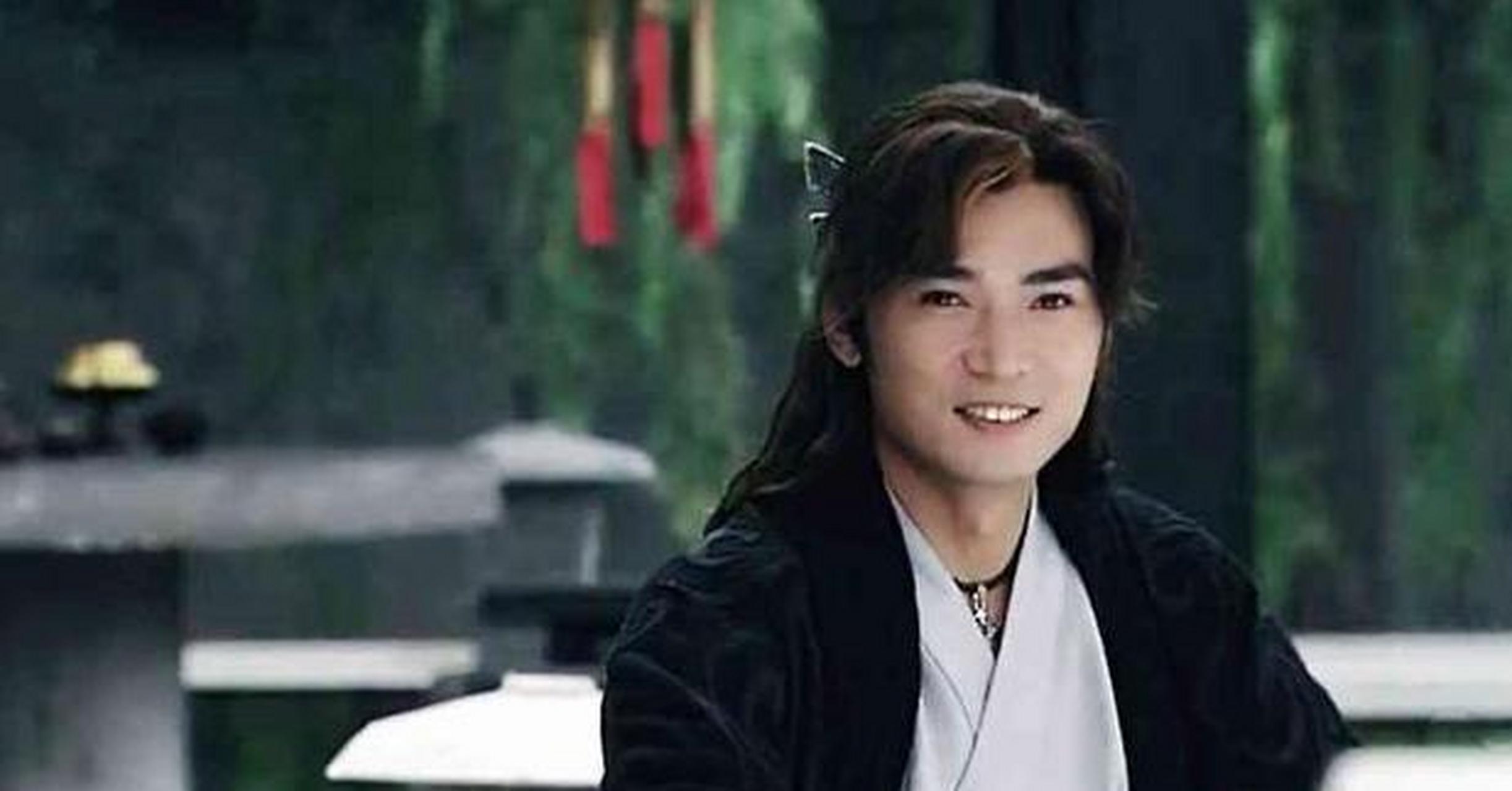 1998年,焦恩俊怕赔偿1000万的违约金,只好硬着头皮和看似60岁的西门