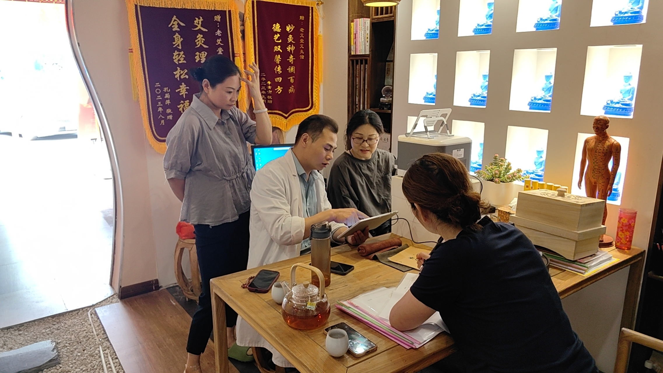这家艾灸馆端午下血本 不仅送艾,送香囊,送五彩绳 连平时难得一见的