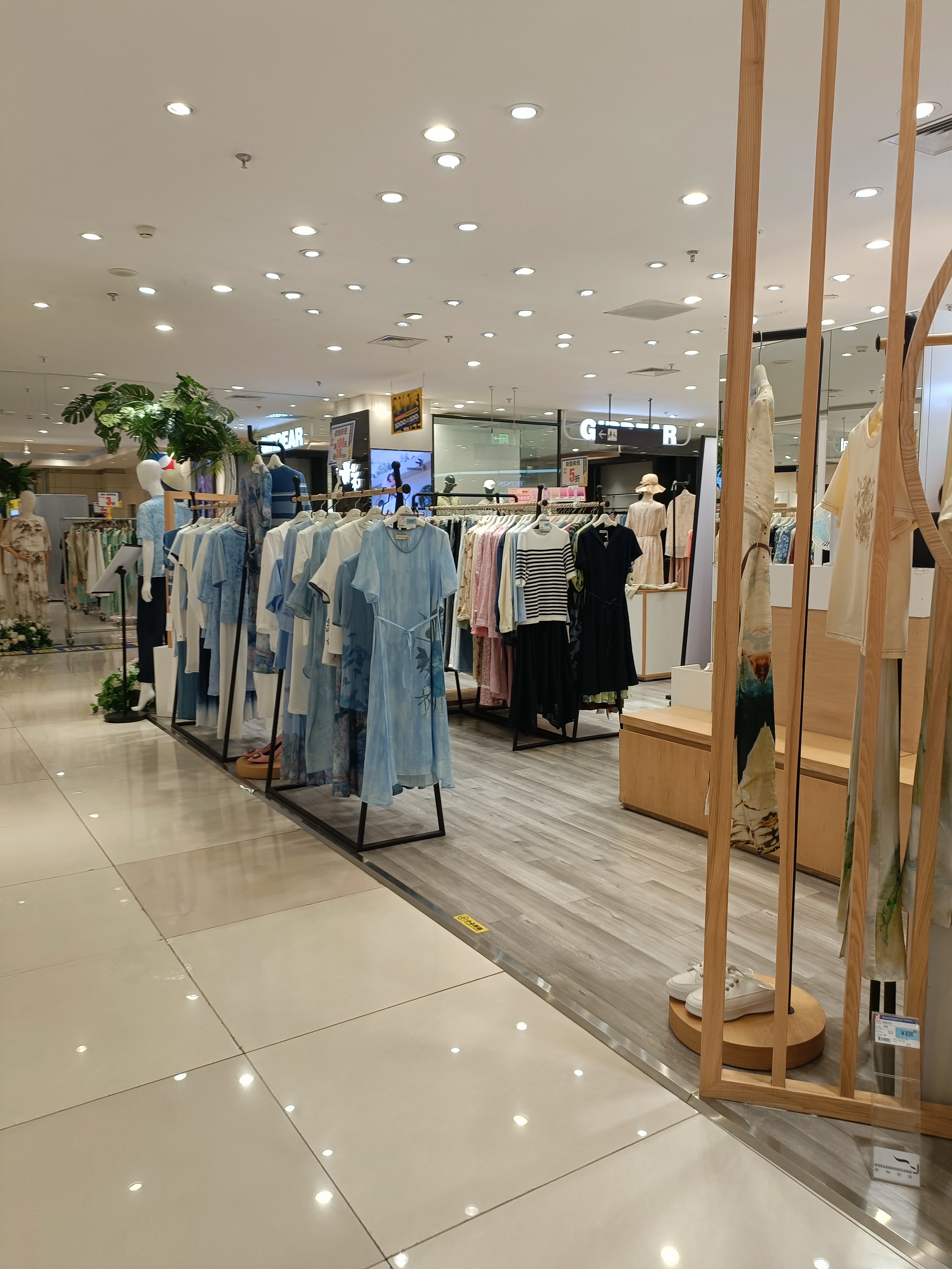 开始我在女装区只是粗略地看了看.感觉样式,花色,颜色都