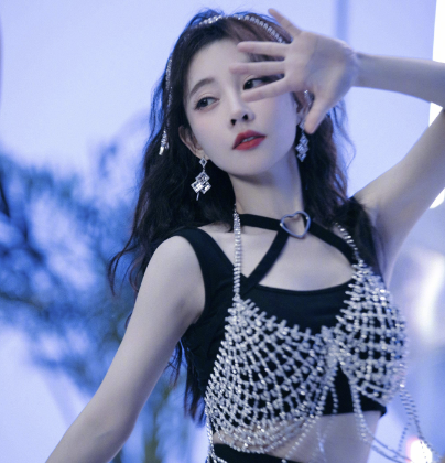 冯提莫直播健身,摄影师手抖袒露心胸!傲人深v尽收眼底