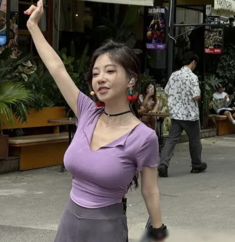 冯提莫直播健身,摄影师手抖袒露心胸!傲人深v尽收眼底