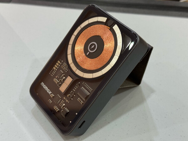 摩米士充电宝怎么样?透明科技外观设计,磁吸附防摔更安全