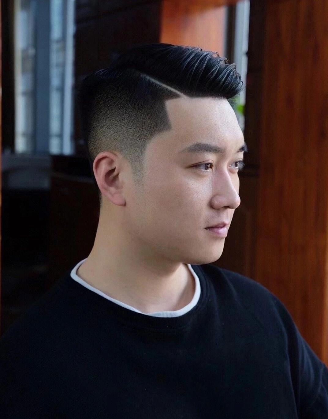 以下是一些常见的男士短发发型: 1