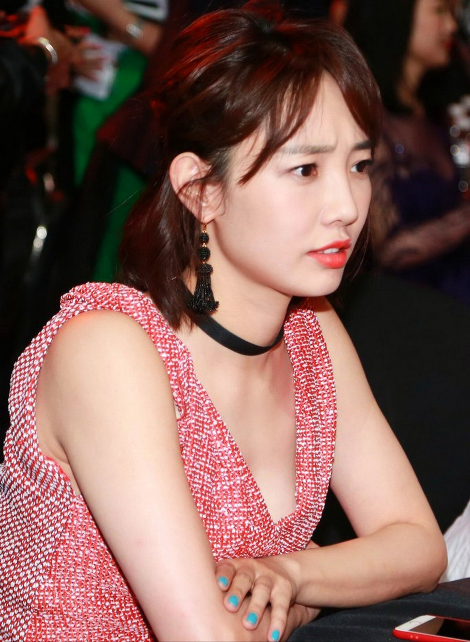 白百合,本来前途一片光明的"一指禅"事件,对她影响真的挺大的,至今