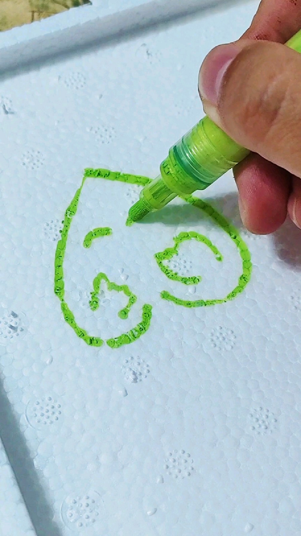 在泡沫板上画绿色的心