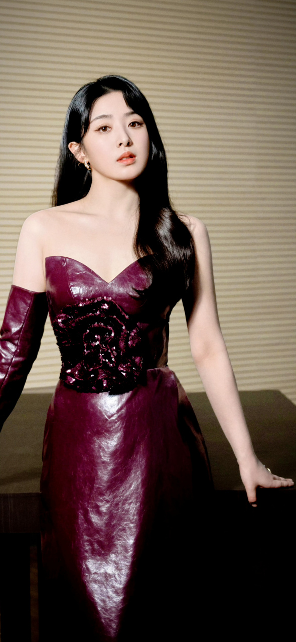 张含韵,酒红色皮质抹胸连衣裙,性感迷人!
