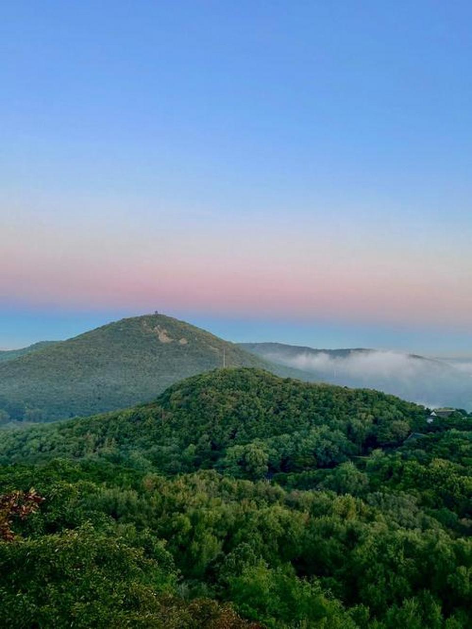 这里有棋盘山,辉山等风景优美的山峦,还有碧波荡漾,鱼虾丰富的秀湖.