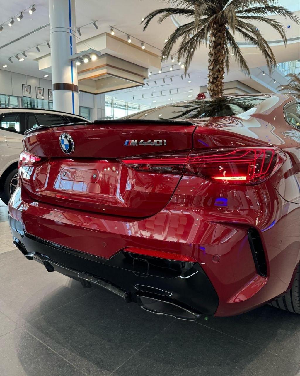 2025款新宝马m440i惊艳实拍,红色外观气势磅礴霸气十足.