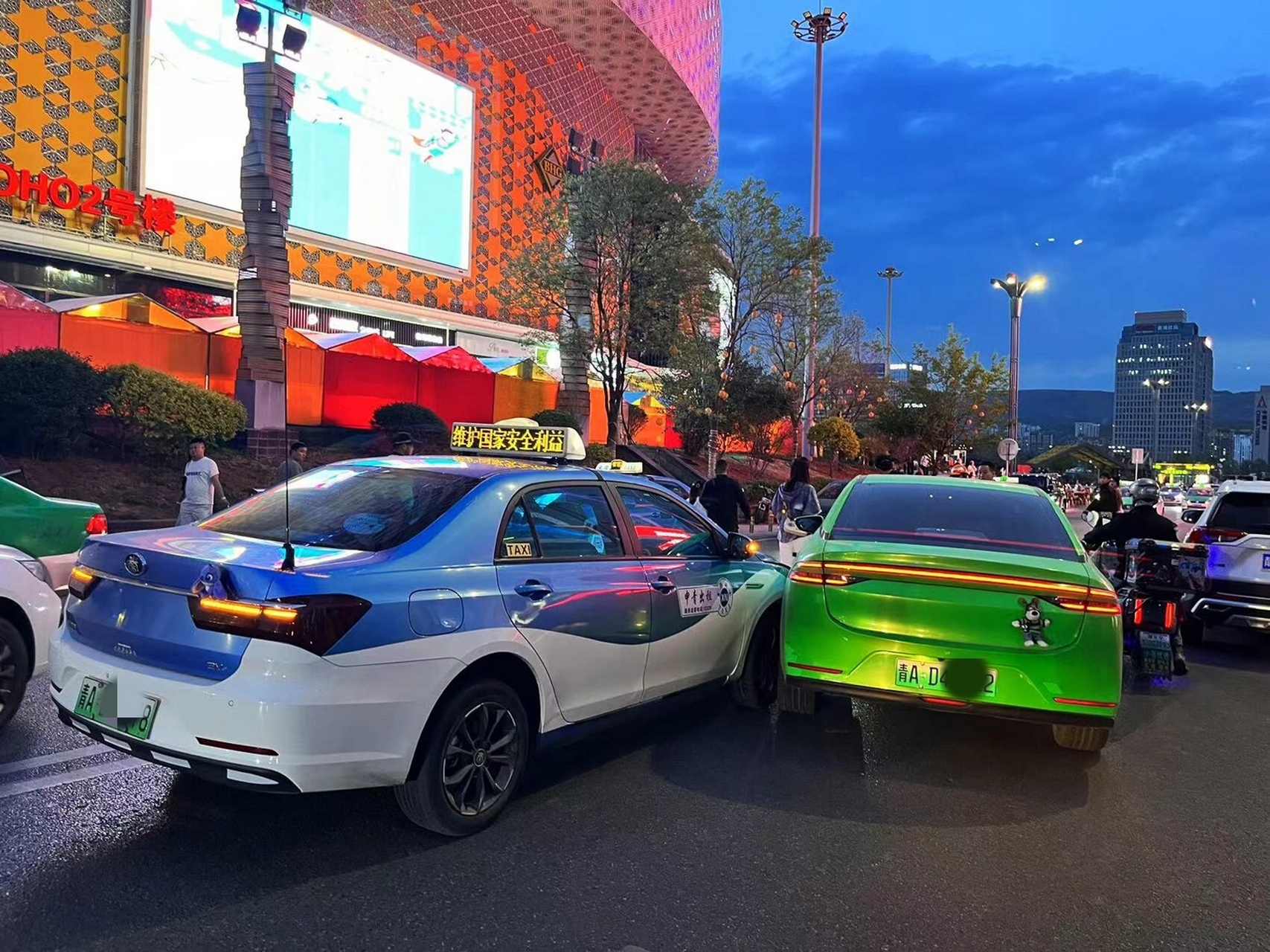 大家看看,是绿色传祺责任,还是出租车比亚迪秦的责任?