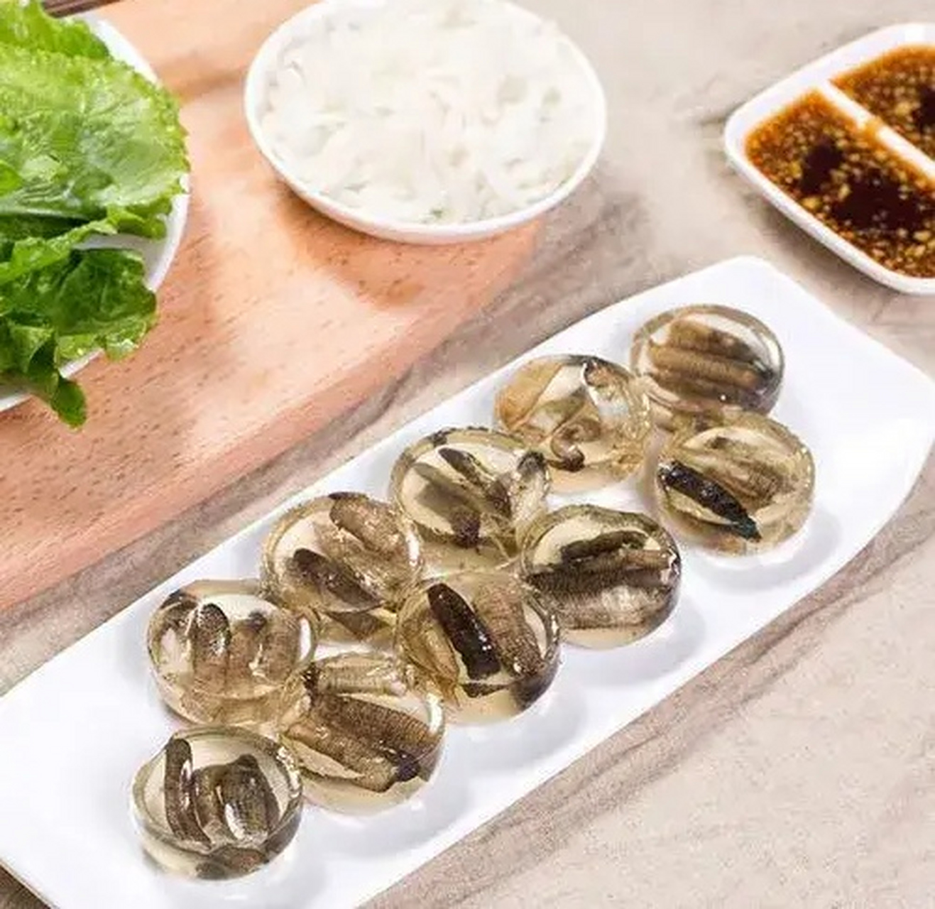 但,土笋冻,能成为来厦门旅行必吃的特色小食,终究也不是靠名字取胜