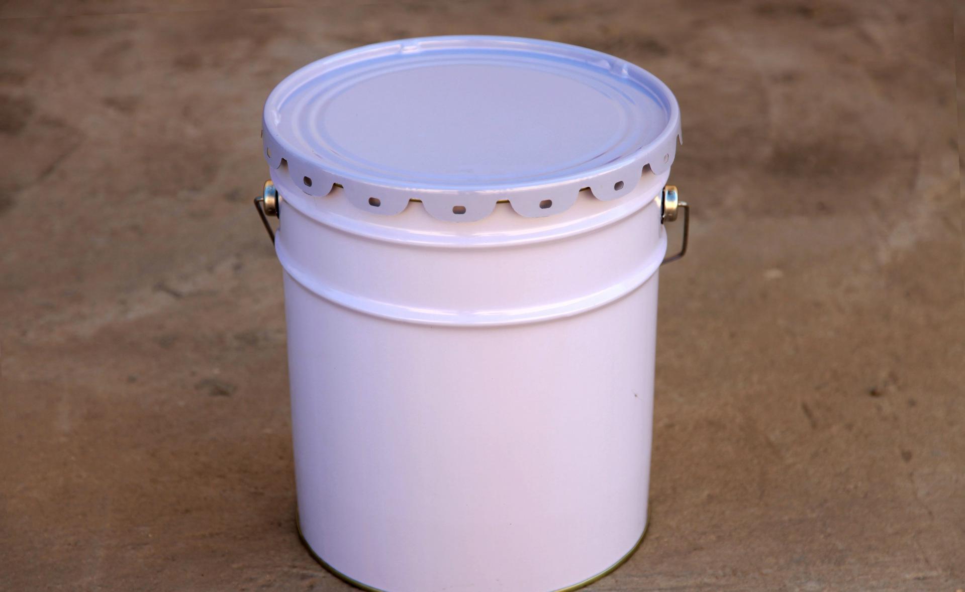 吃晚饭的时候老公知道她买了个水桶,马上黑脸了,怒斥她乱花钱,说家里