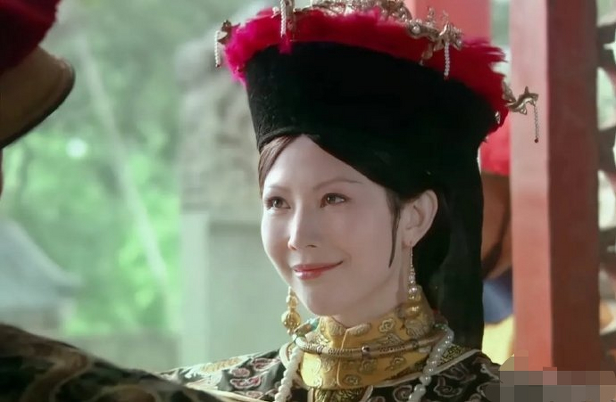 《甄嬛传》皇后全剧最美的妆造 第一场戏,由于不够人老珠黄,不贴合