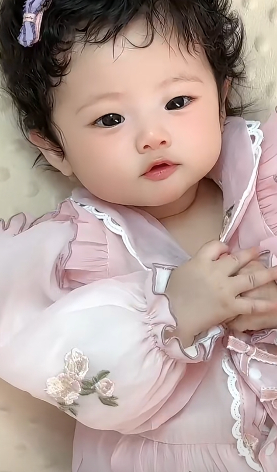 眼前这个萌娃粉嫩粉嫩的,天生长着一头自来卷