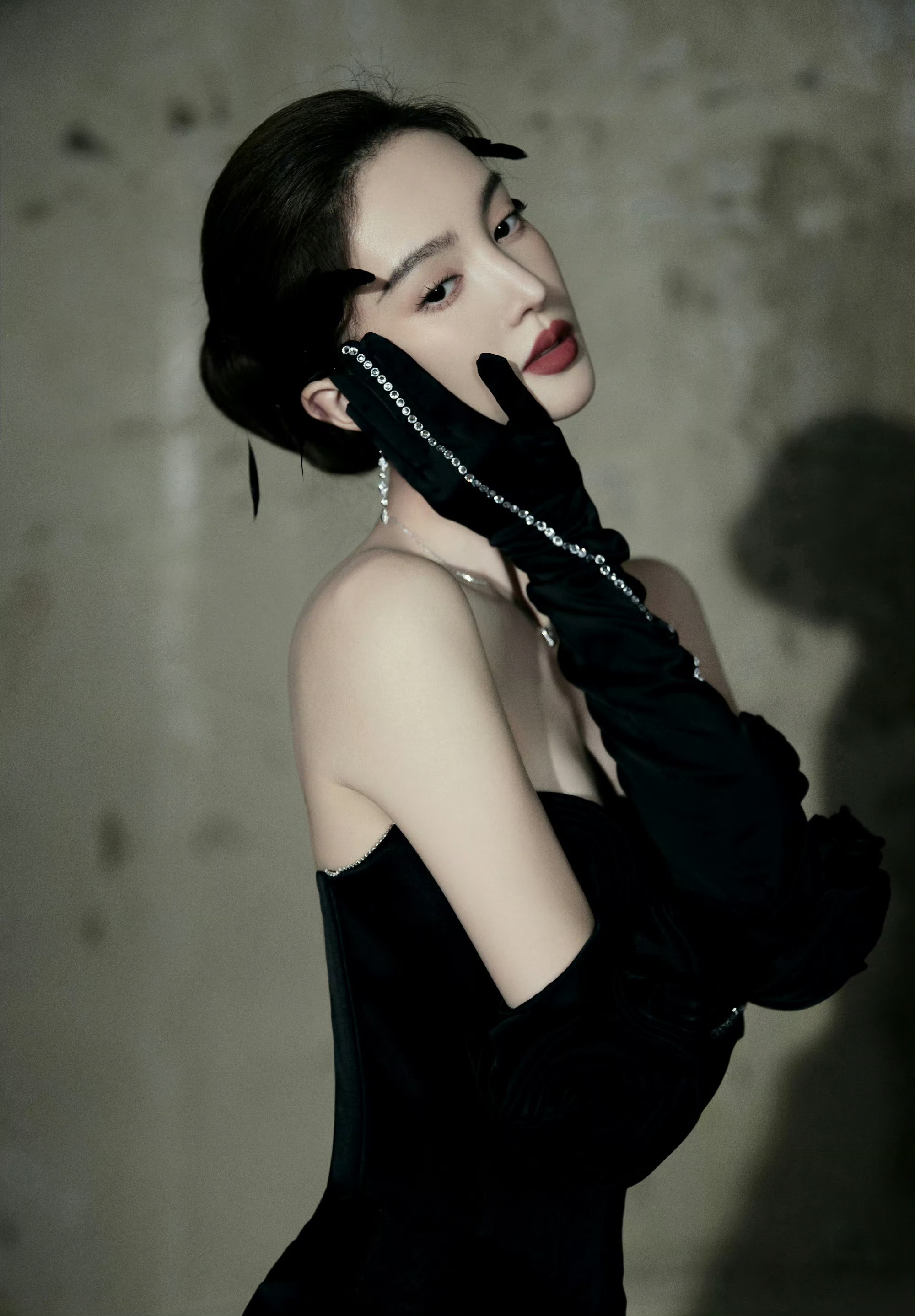 金晨黑色抹胸长裙凹凸有致性感迷人