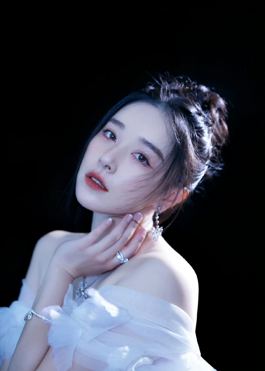 快来围观阚清子的「抹胸礼服时尚记」,看她是如何用一件件华服,讲述