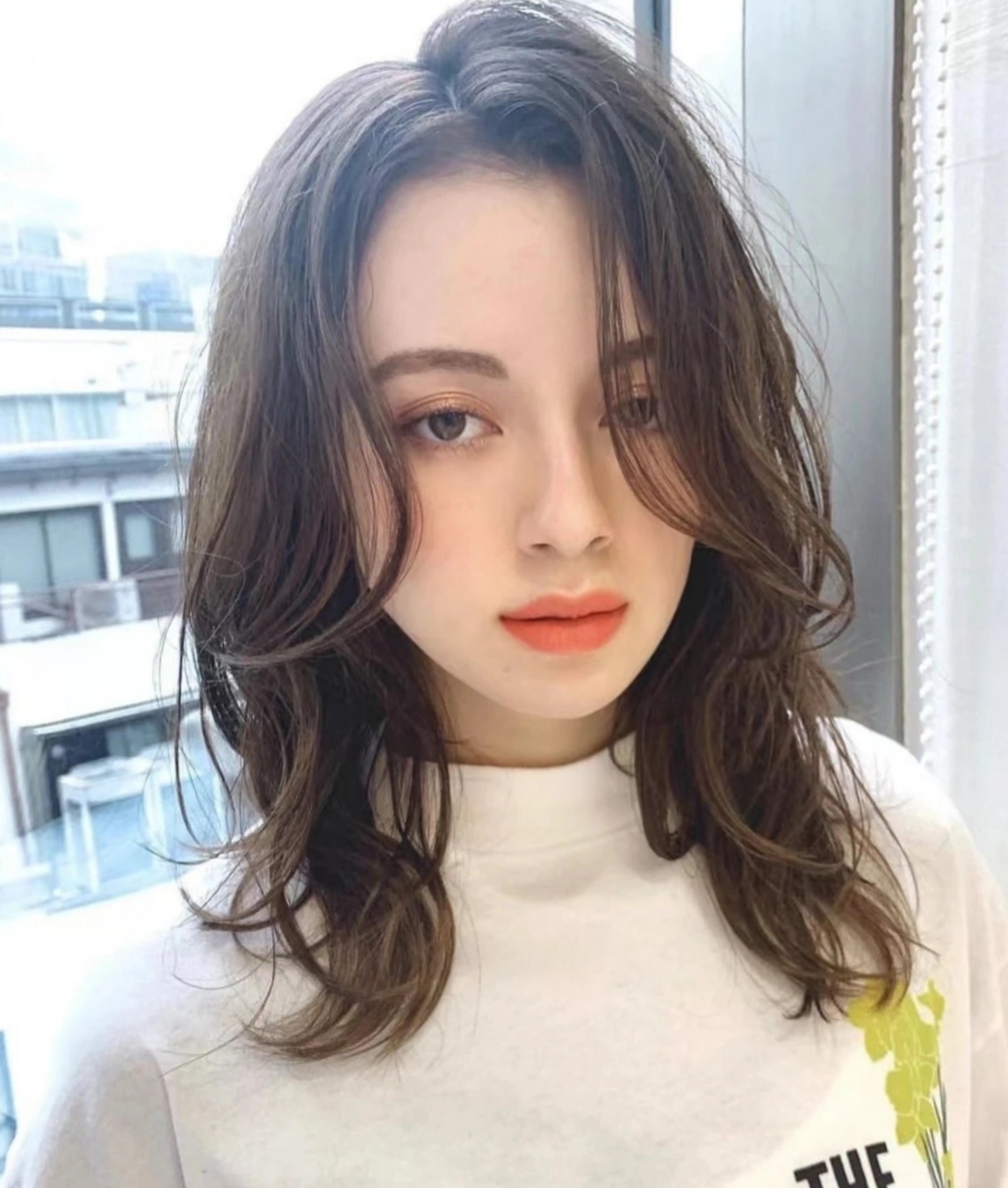 以下是一些适合40岁女性且能显年轻的长发烫发发型建议 1