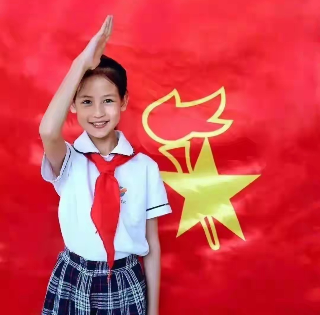 有网友表示,我70岁了,我所佩带和见过的红领巾都是