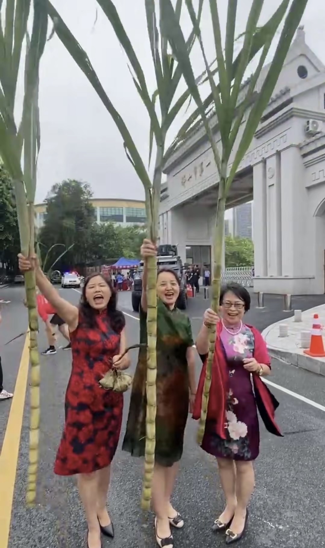 高考日,广东妈咪打气有新意:掂过碌蔗!