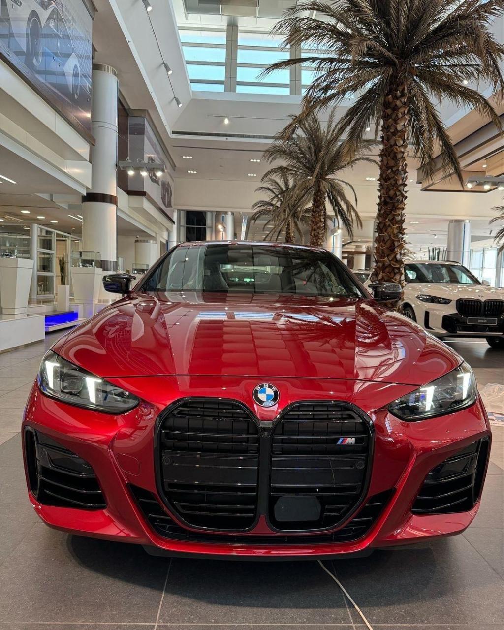 2025款新宝马m440i惊艳实拍,红色外观气势磅礴霸气十足.