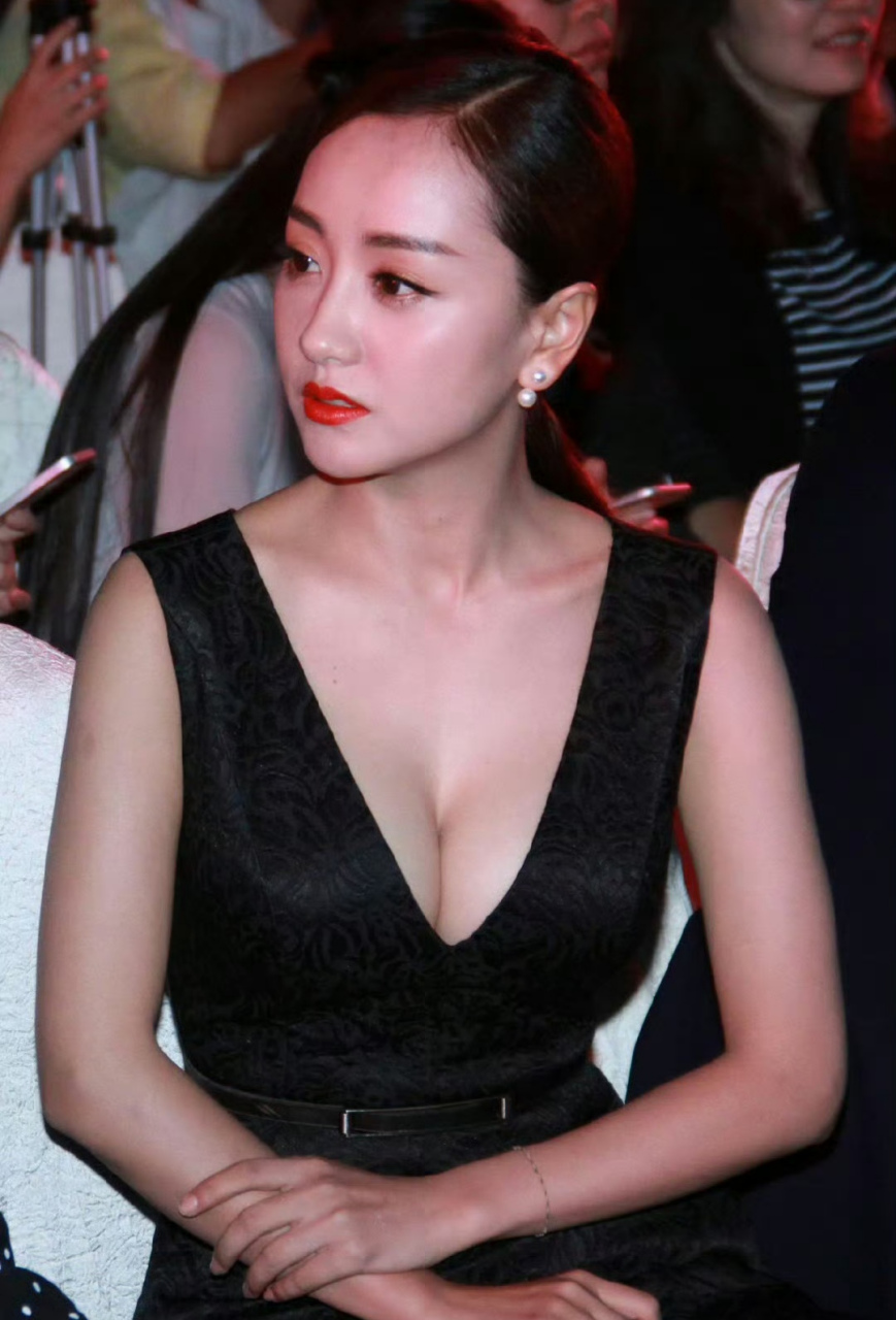杨蓉,黑色无袖深v裙,红唇美人,美丽动人!