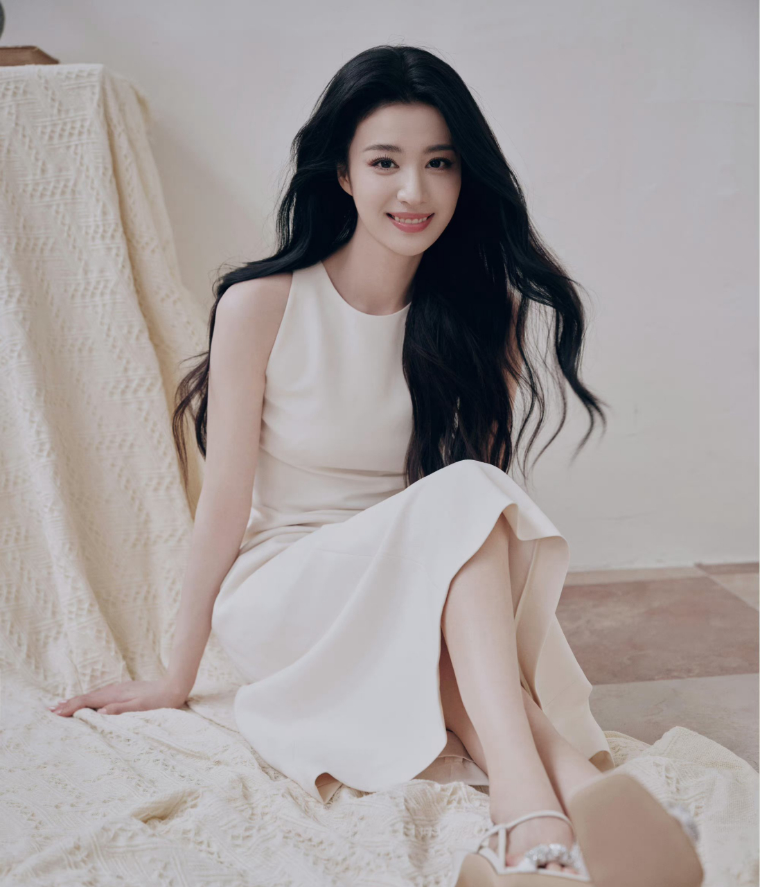 王楚然卷发白裙好显气质,温婉明媚,浪漫优雅,一整个白月光既视感!