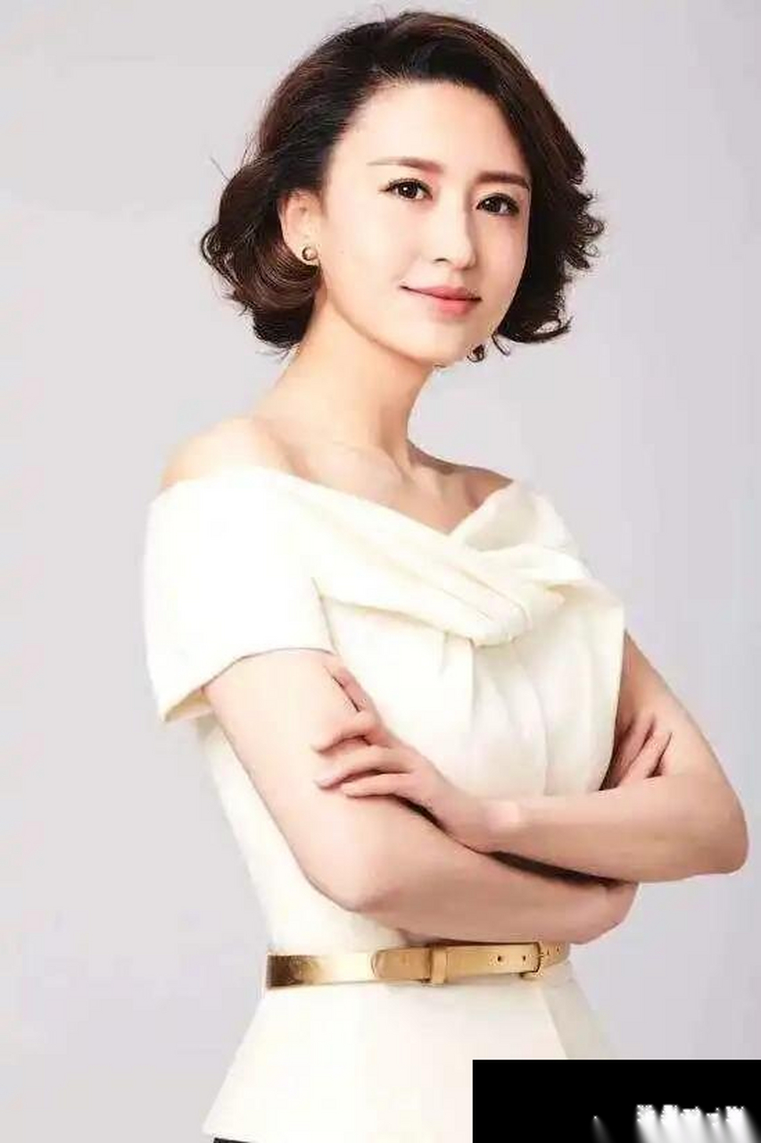 央视主持人张蕾端庄秀丽