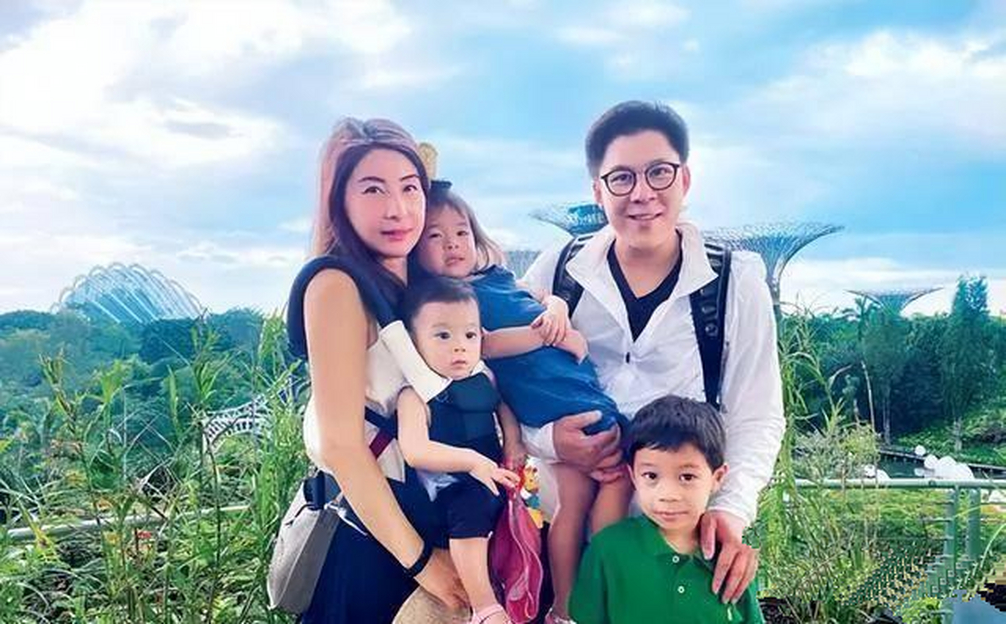 郭晶晶的全家福,两个闺女都遗传了奶奶的美貌,一家五口非常幸福美满