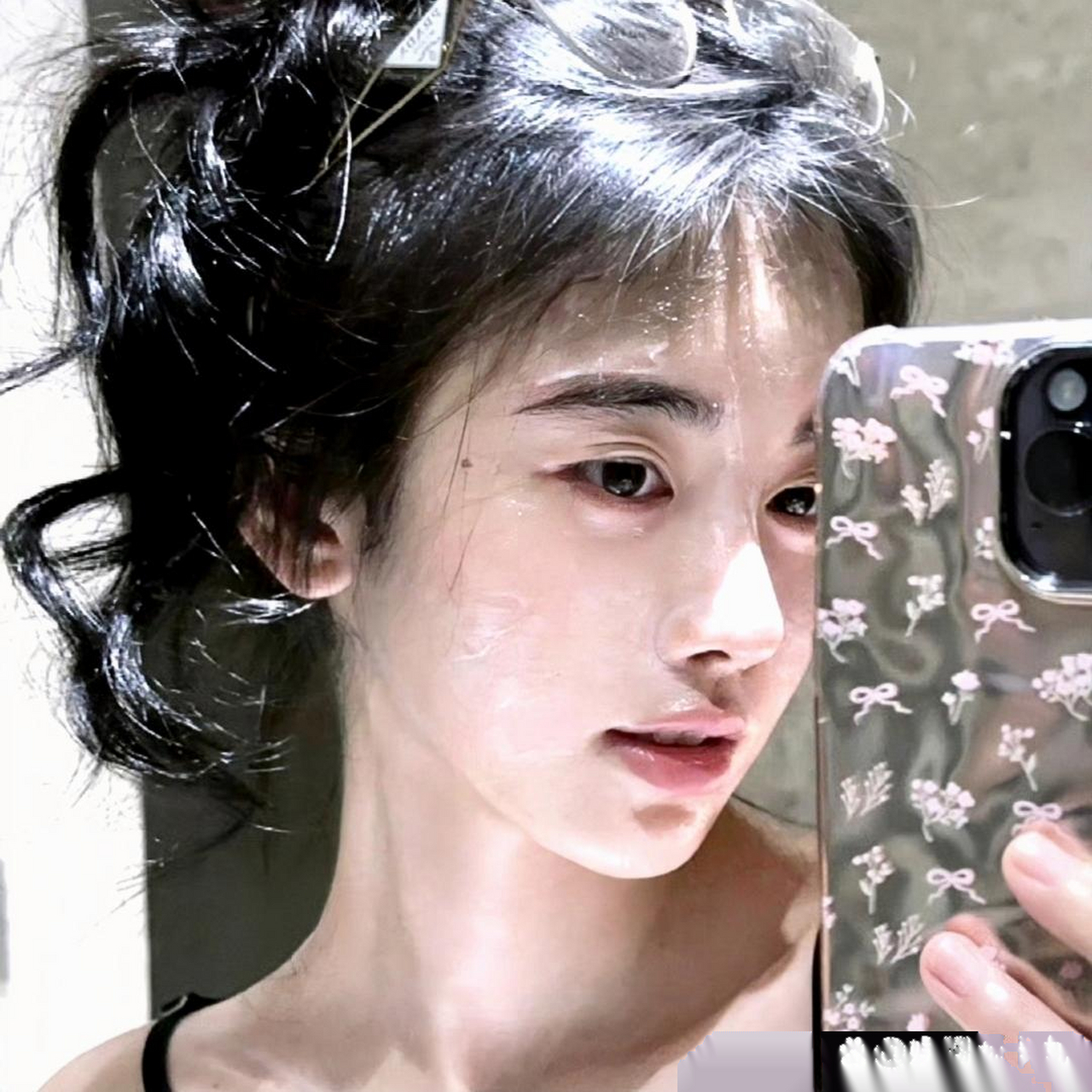 鞠婧祎晒对镜素颜自拍