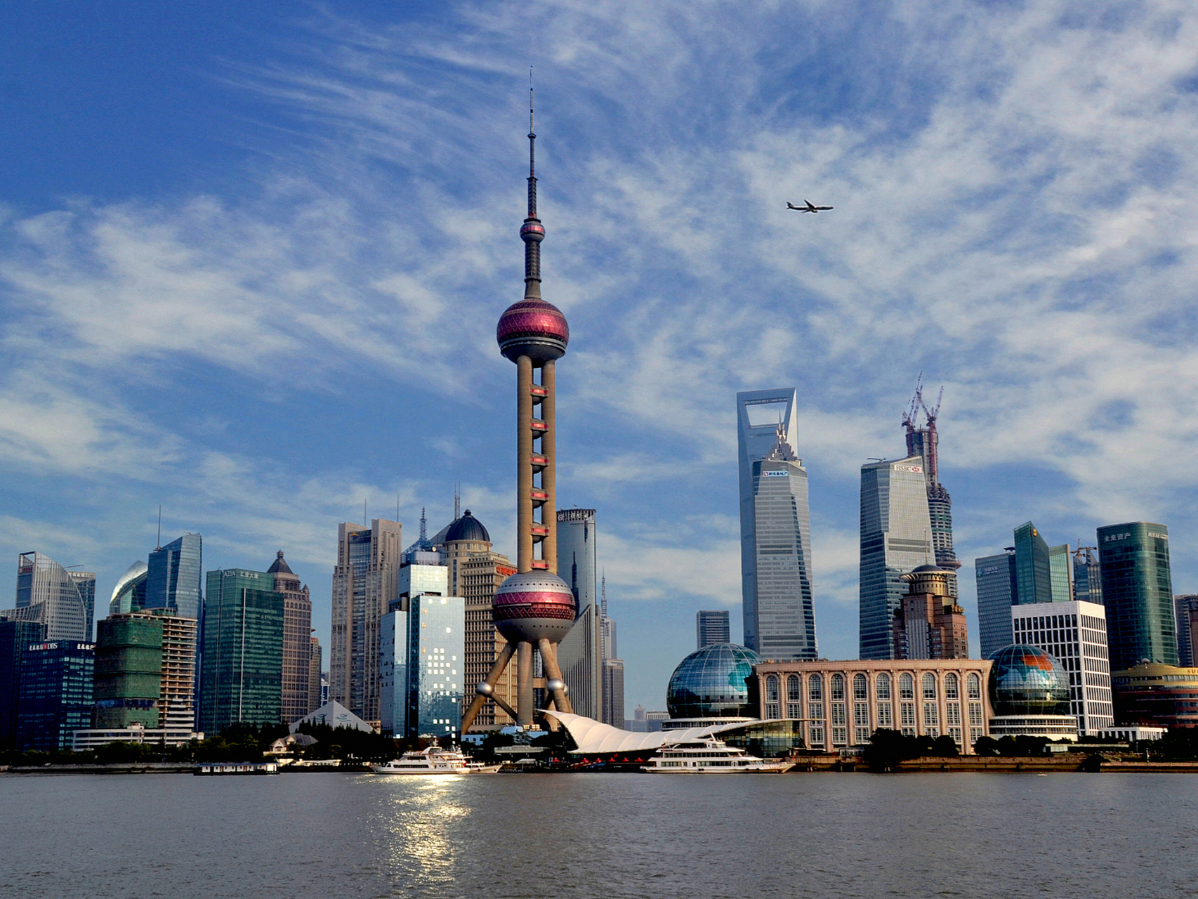 塔高468米,与外滩的"万国建筑博览群"隔江相望,是上海中心最耀眼的