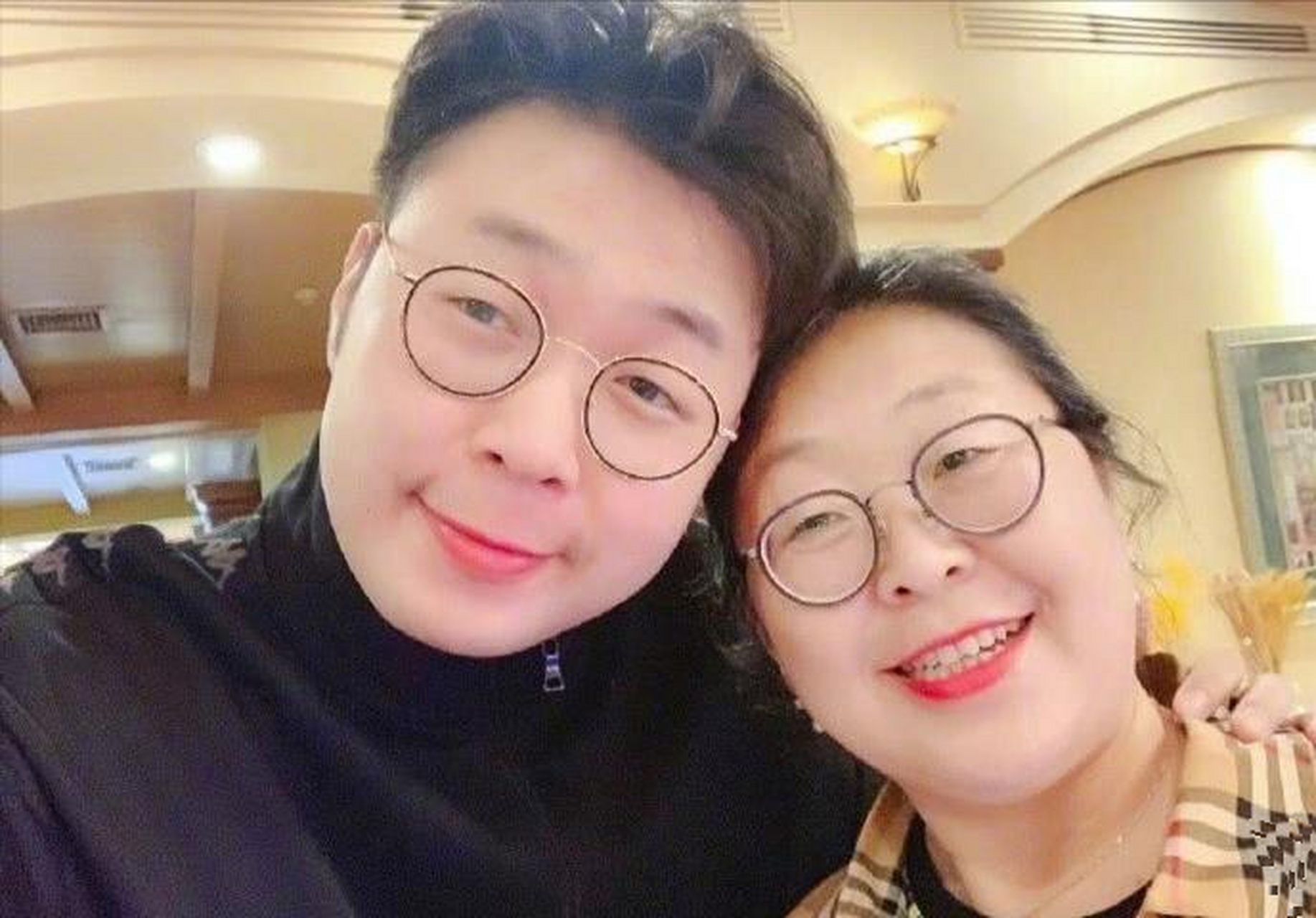 杜海涛和他妈妈简直一个模子里刻出来的