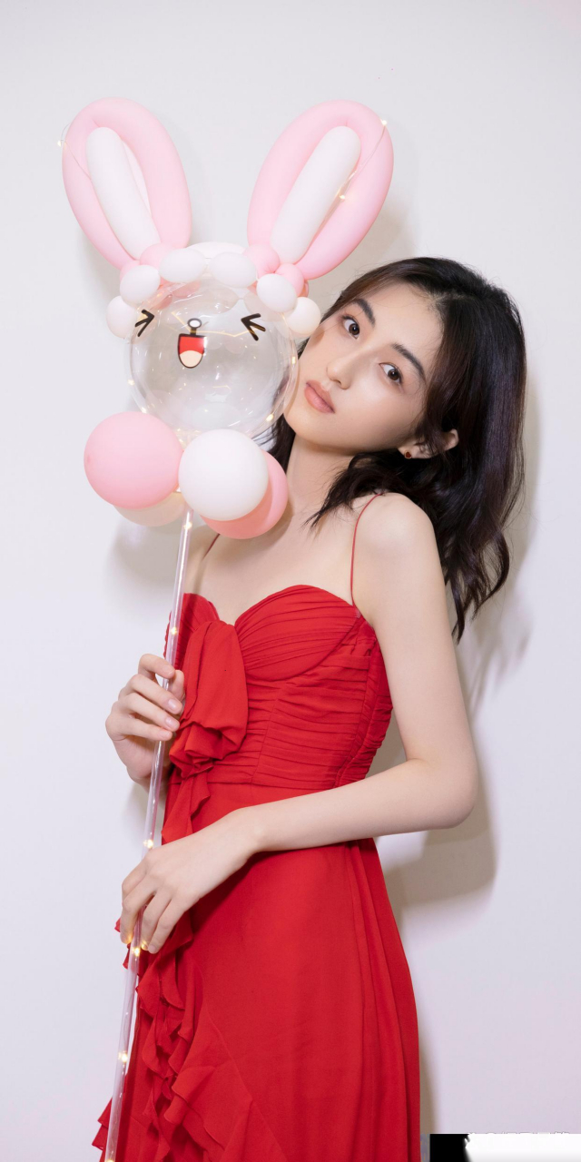 张子枫红色抹胸