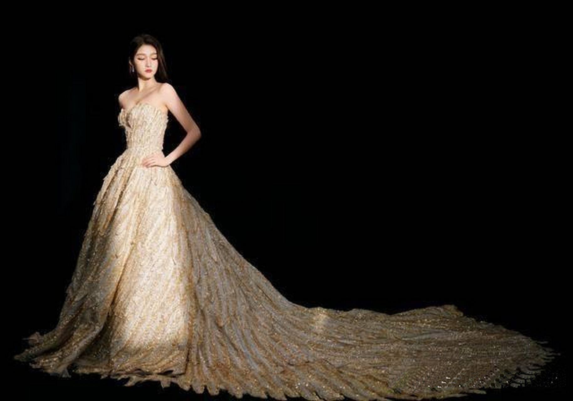 关晓彤鎏金羽翼礼服