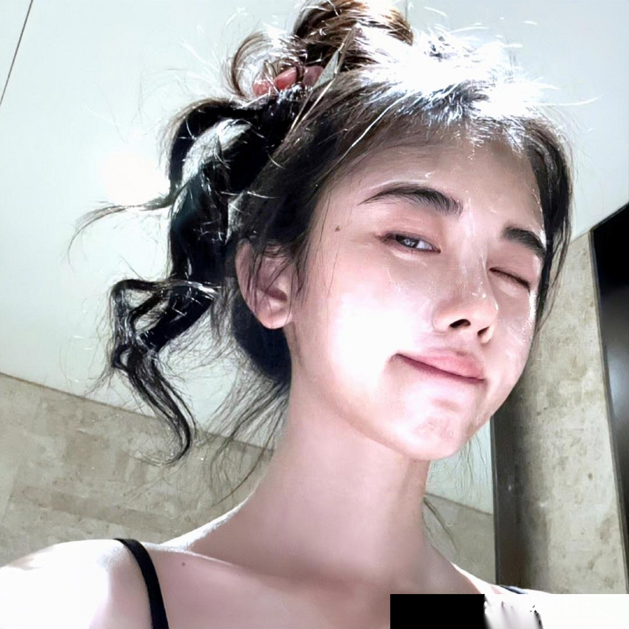 鞠婧祎晒对镜素颜自拍