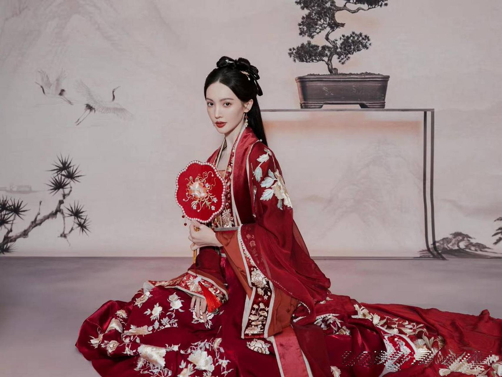 金晨大红色的古装汉服