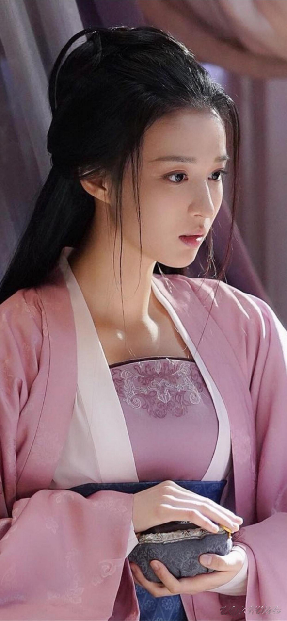 身着古装服饰的王楚然,仿佛穿越了时空的画卷,款款而来.