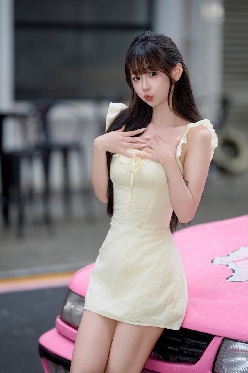 她身材小巧玲珑,穿着一袭鲜艳的连衣裙,宛如一朵盛开的花朵.