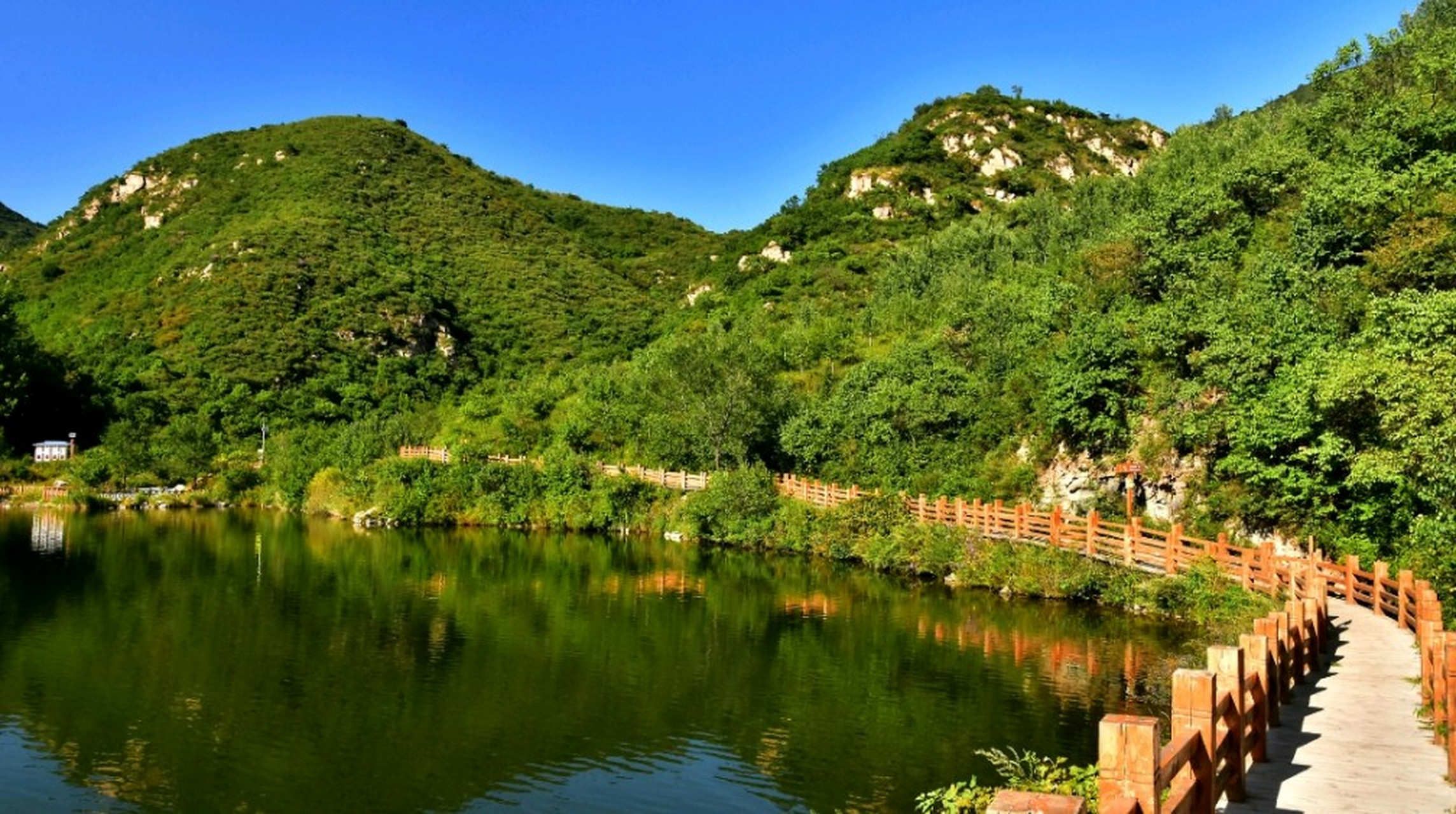 郑州周边的的荥阳环翠峪,也是一个小众的旅游胜地,位于河南省郑州市