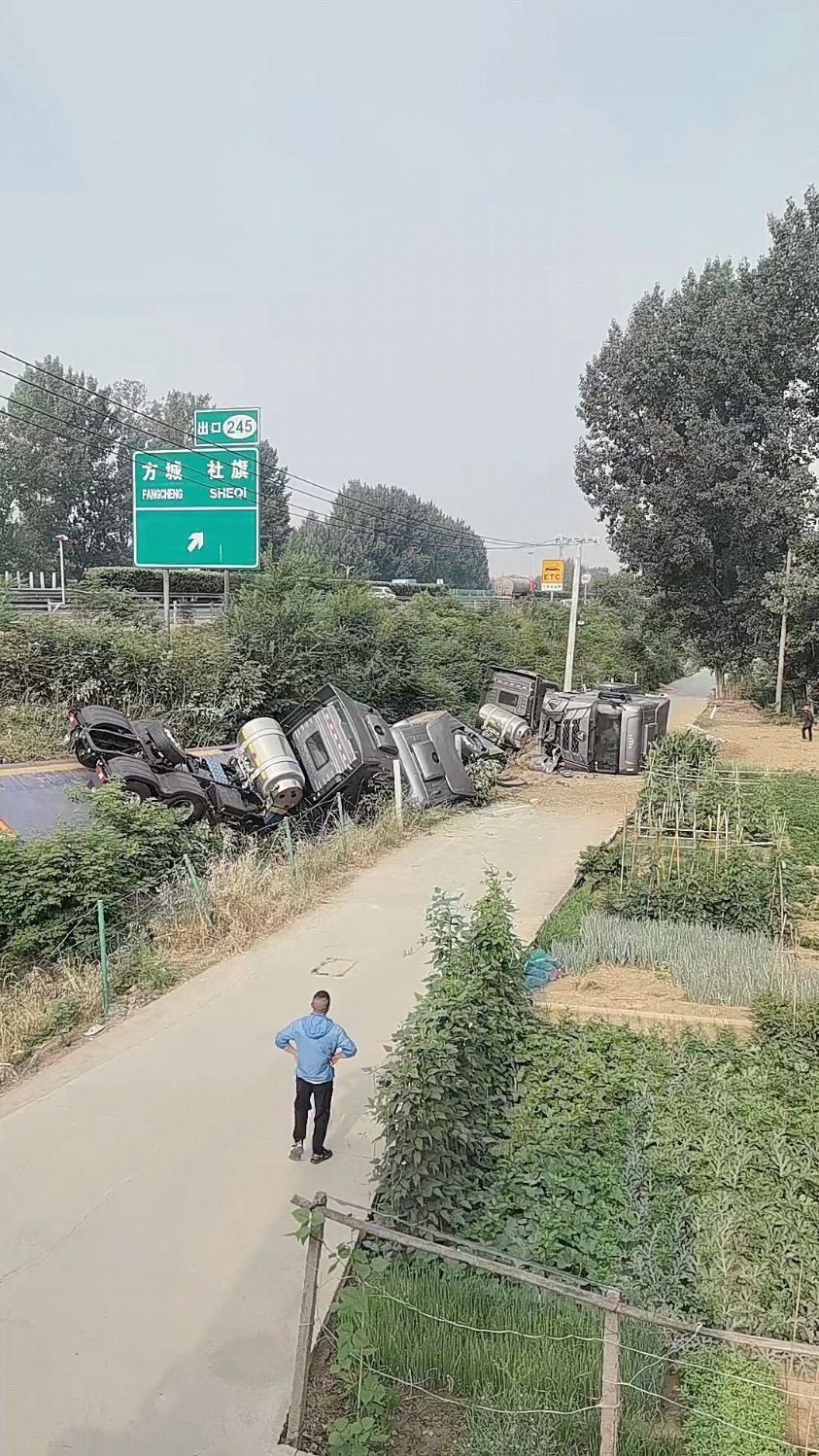 河南:6月8日兰南高速方城段发生交通事故,车辆冲下高速路