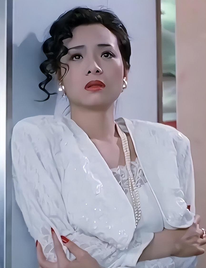 57岁的叶子楣依旧风韵犹存,蚂蚊腰抢镜瘦到脱相