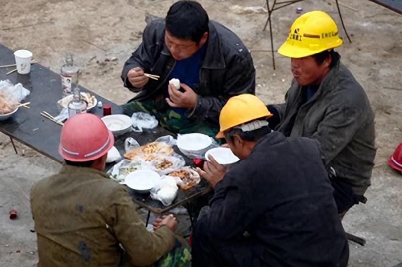 回顾:农民工讨薪1560元20次未果,跑到老板家蹲点,结局害人害己