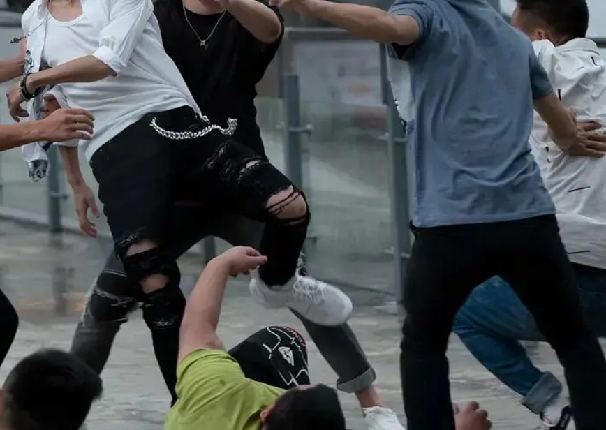 2018年,小伙手握170万卖房款后,天降妙龄女友,结果秒变流浪汉