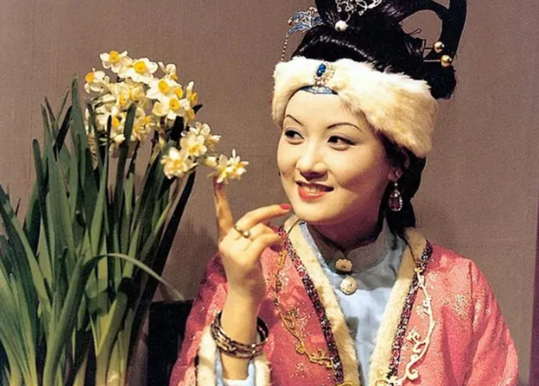 王熙凤一向清高自傲,为何穷小子贾芸用15两银子,就"拿下"了她