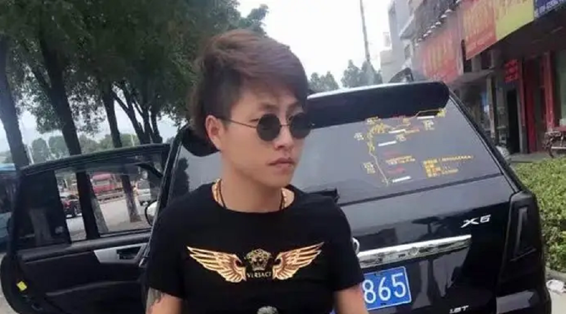2018年贵州网红乞丐哥走火,穿名牌开豪车,3年后却被判刑13年半