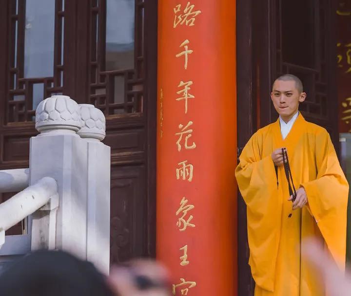 回顾:南京灵谷寺最帅和尚走红后,被曝"风流史",该法师:假的