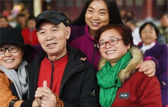 成都型男李伯清,再婚老婆比他小二十岁,年轻貌美,颜值在线