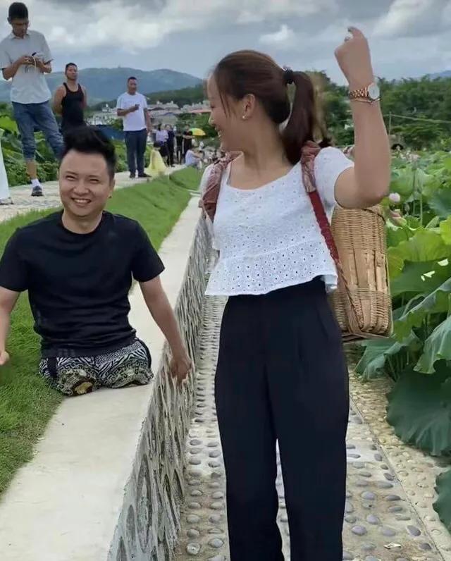 回顾曾经爆红的连体夫妻,无腿丈夫出轨女粉丝,断臂妻子一人带娃